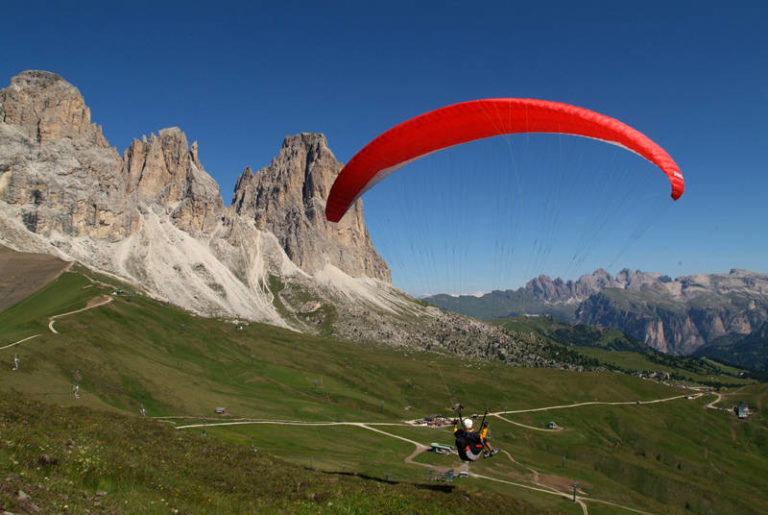 Cade col parapendio, è grave