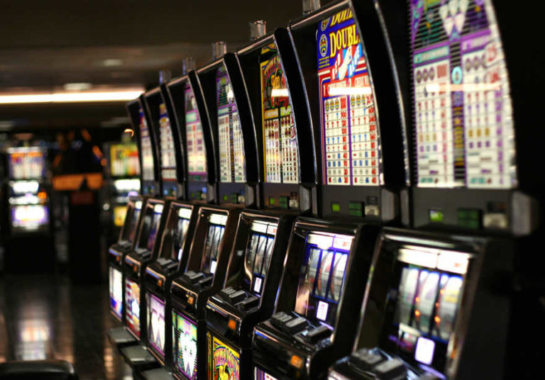 Italiano e albanese rubano 4 mila euro dalle slot machine