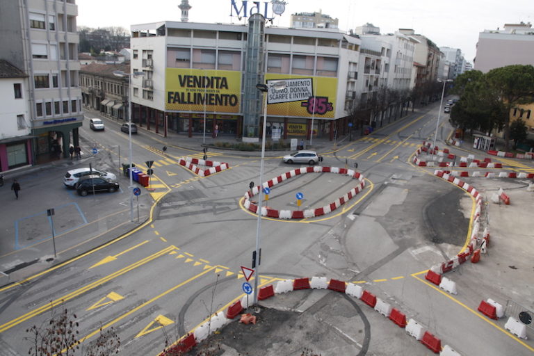 Piazza Duca D’Aosta, nuova modifica, spunta la rotatoria unica