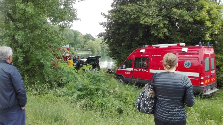 Auto in lago Burida a Pordenone, morti donna e bambino