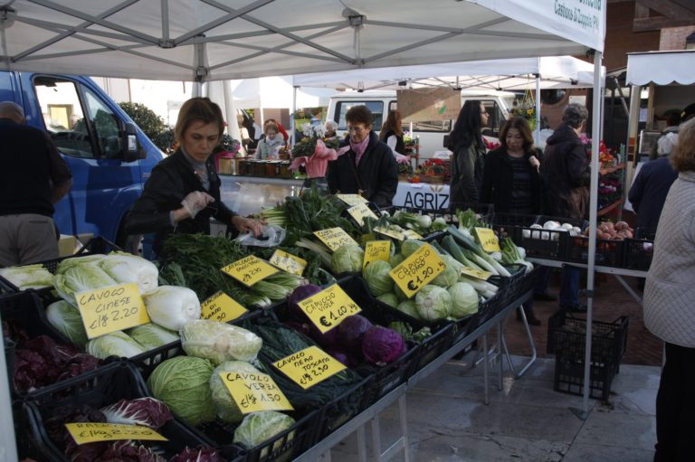 Torre, giovedì 8 mercato con degustazioni e Babbo Natale