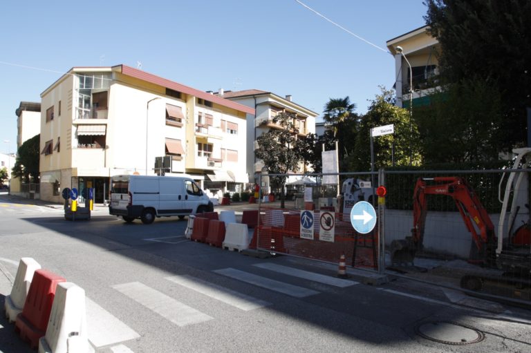 Lavori viale Libertà, mini rotonda e pulizia roggia