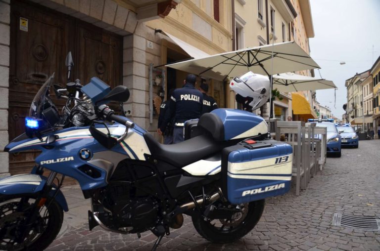 Droga, Polizia chiude un bar nel centro cittadino