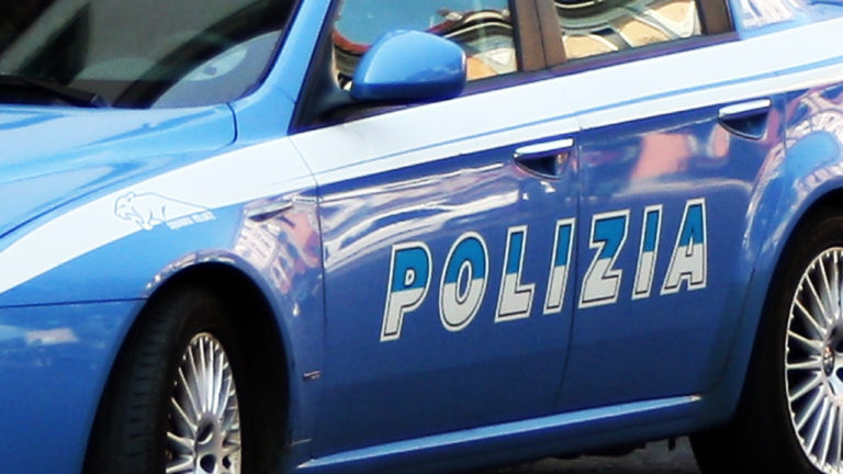 Maltratta moglie e figlia, arrestato un 49enne