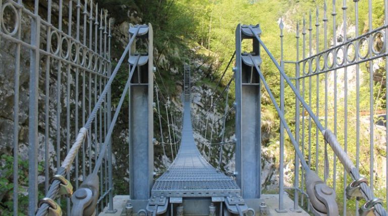 Pasqua, riaprono Vecchia Strada Valcellina e Ponte tibetano