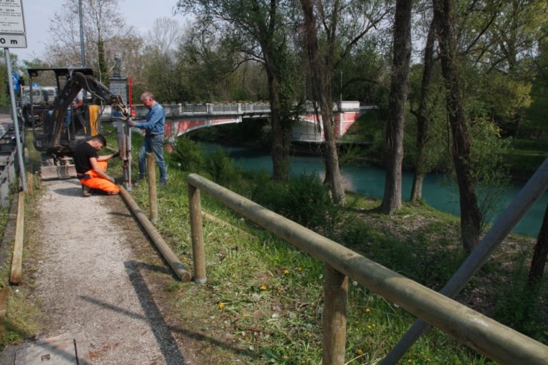 Nuova staccionata nell’area del Noncello