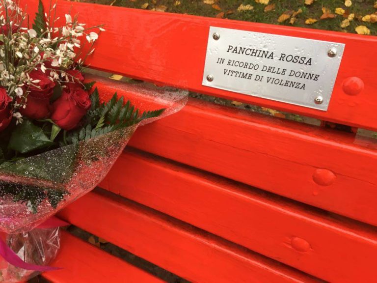 Iniziativa Panchine rosse, il 30 aprile, contro la violenza sulle donne