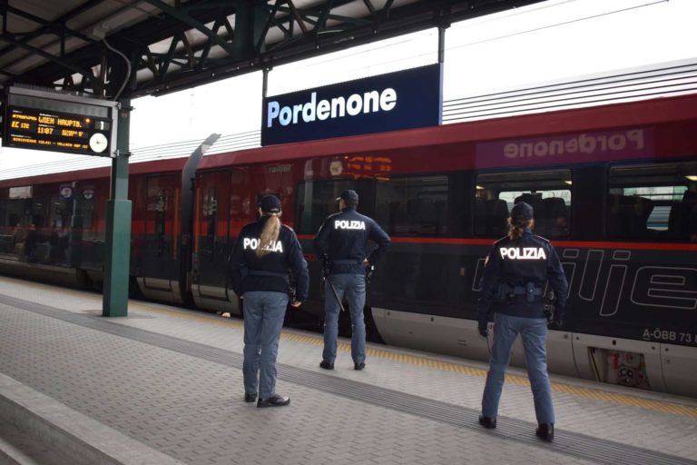 23enne viaggia in treno senza biglietto, reagisce con violenza: arrestato