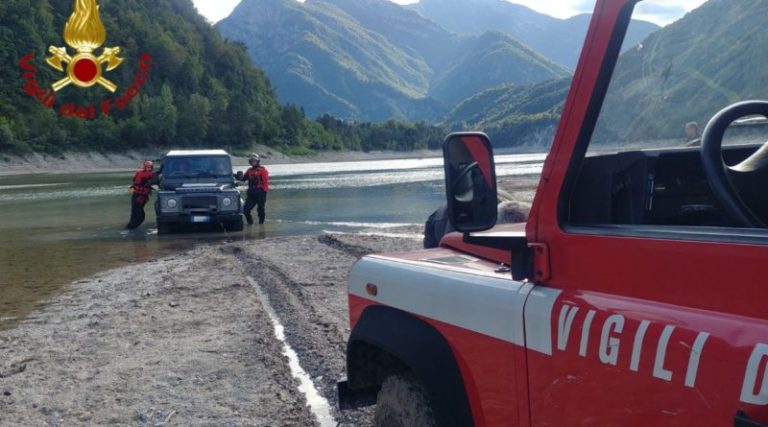 Jeep nel lago di Tramonti per vedere ruderi sommersi, recuperata dai pompieri