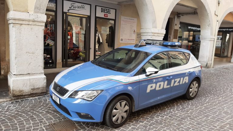 Polizia, sventato furto a negozio abbigliamento