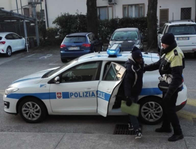 Dorme dentro scuola in ristrutturazione, polizia lo trova