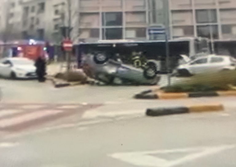 Auto si cappotta nella rotonda di piazza  Duca D’Aosta