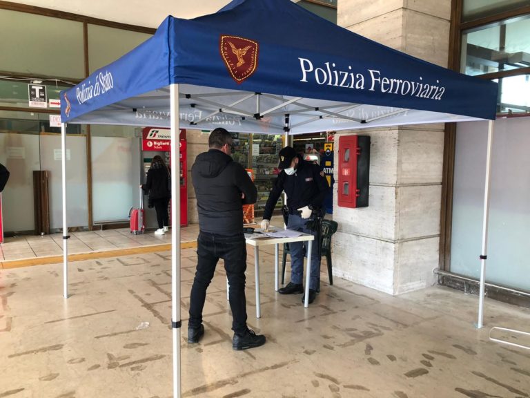 Tenta il suicidio in stazione. Salvata dalla Polizia