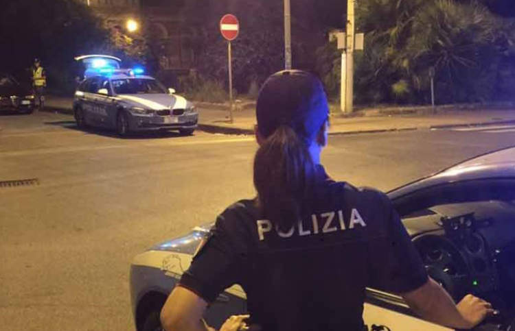 Posano in foto in gruppo senza mascherina, chiuso bar per 45 giorni