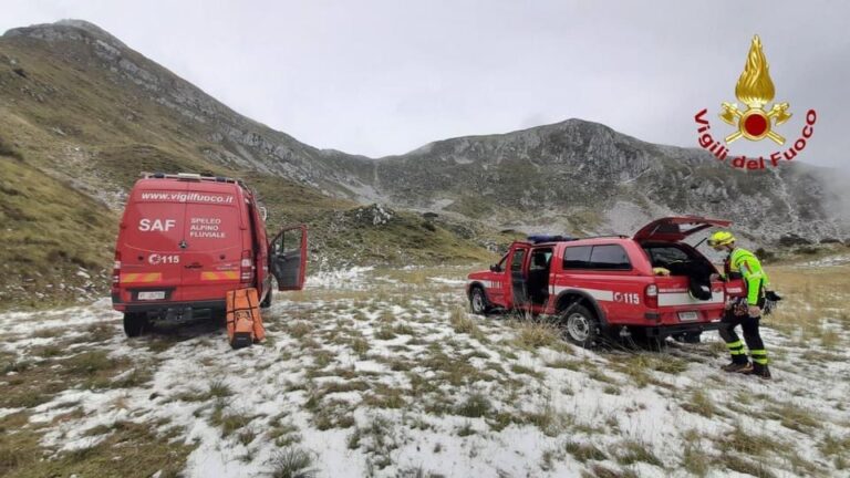 Cade per 50 metri sulla Forcella Palantina e muore