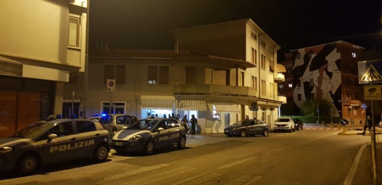 Polizia chiude bar per 5 giorni e sanziona 12 clienti