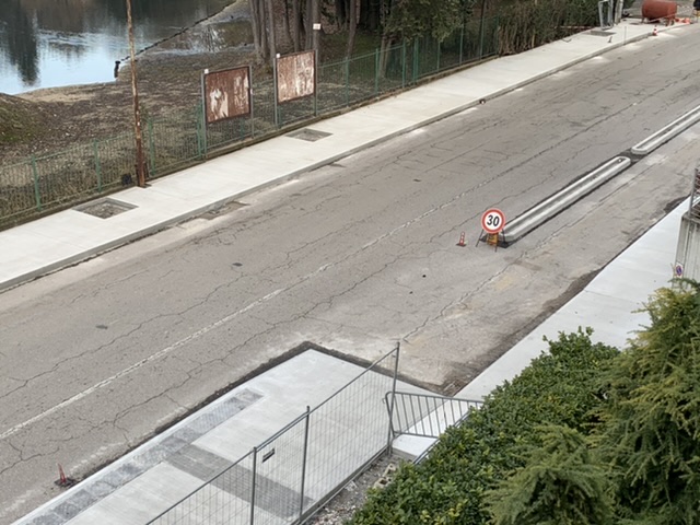 Via San Valentino senza pace per i lavori. Carreggiata stretta, non c’è spazio per le auto