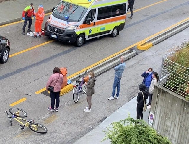 Giovane in bicicletta investito da auto: è grave