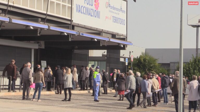 Vaccini, ricominciate le iniezioni. Lunghe code e ritardi in Fiera. Il video