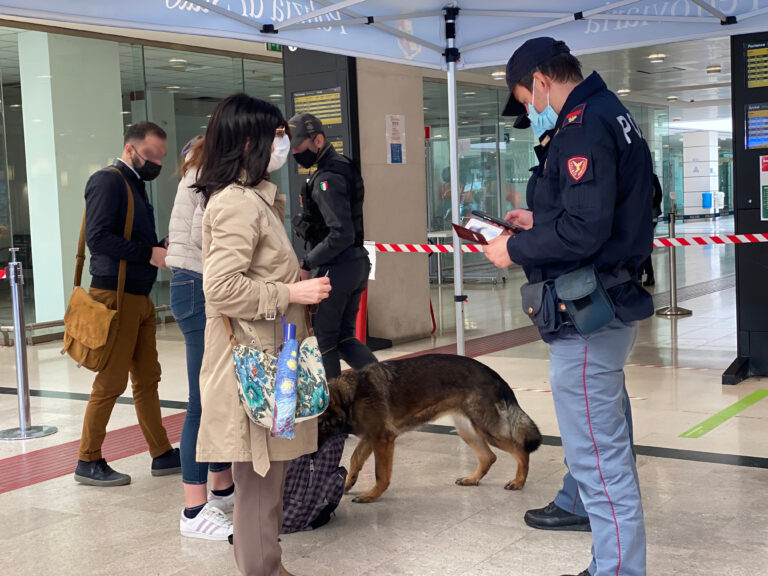 Polizia denuncia molestatore su treno regionale e sanziona gruppo minorenni