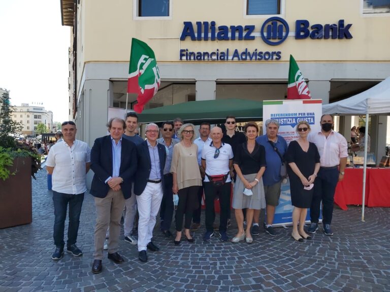 Referendum per “una giustizia giusta”: a Pn molte firme per il gazebo di Forza Italia