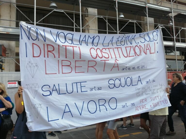 Protesta contro il green pass: in quasi 800 per la libertà, contro le restrizioni