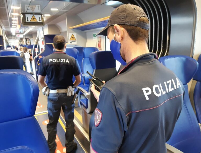 Molesta due giovani donne: Polizia lo ferma a bordo treno e lo denuncia