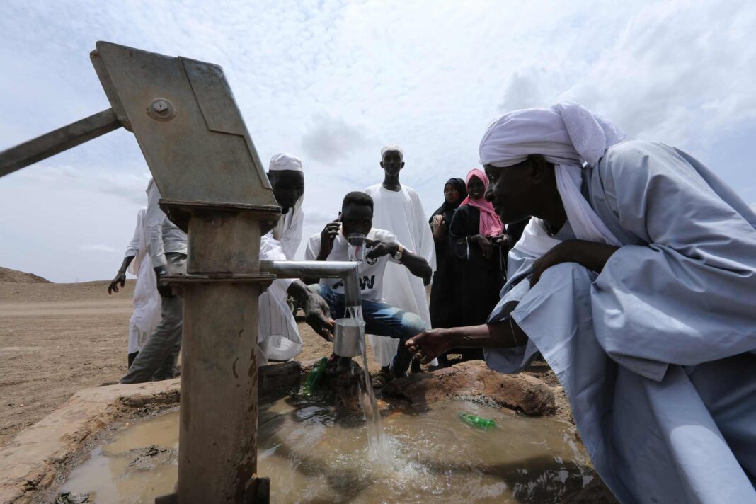 Foto scattata in Sudan nel 2020. Immagine utilizzata per l'articolo che tratta la guerra in Sudan iniziata nel 2023. La foto ritrae delle persone intente a prendere dell'acqua da bere da una fontanella